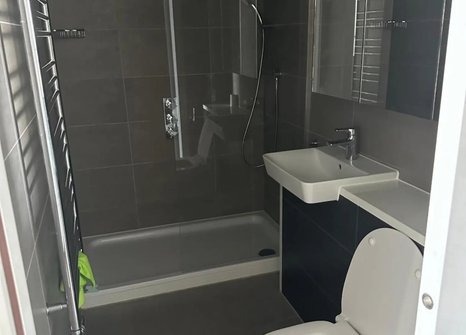 Roberts 2 Bed Apartment London
