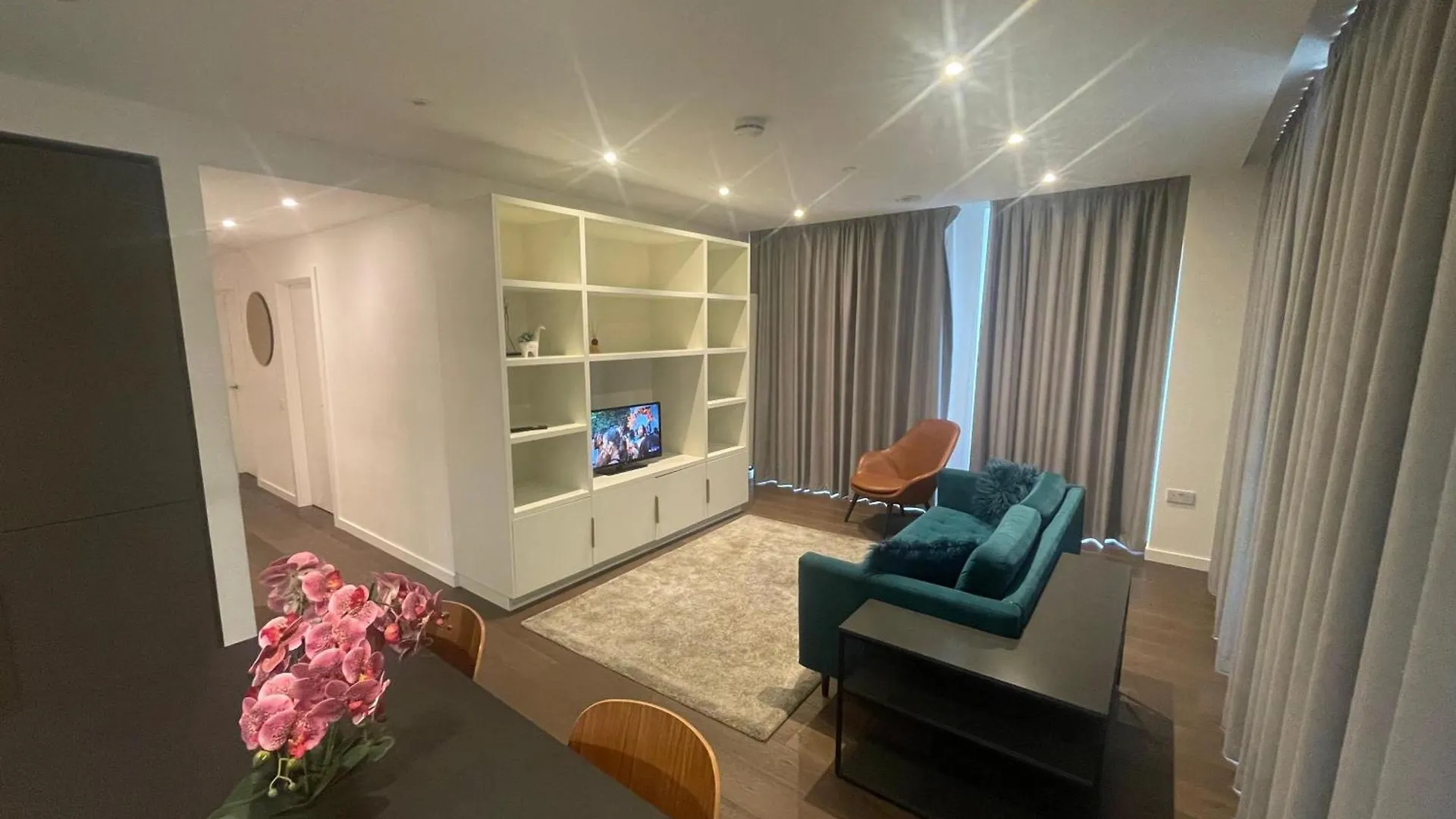 Roberts 2 Bed Apartment London