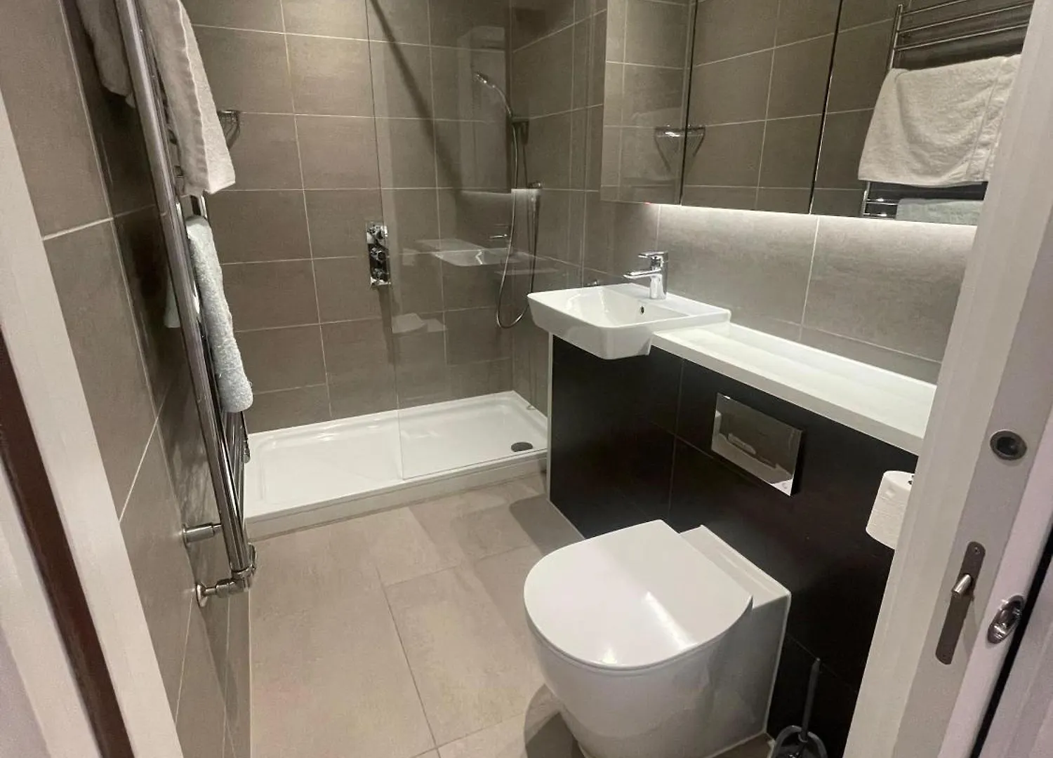Roberts 2 Bed Apartment London